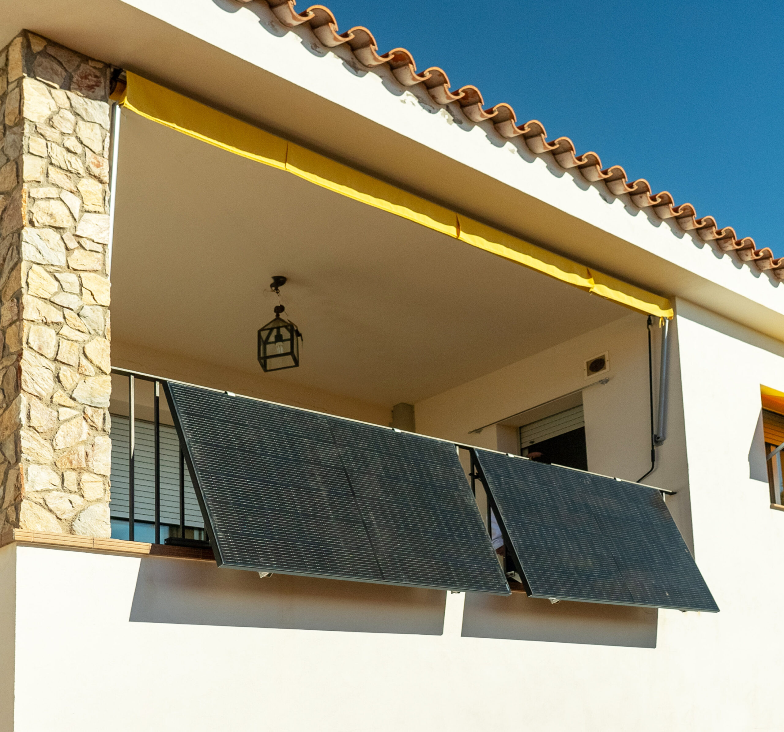 Energia solar en tu balcon, enchufada en una tarde